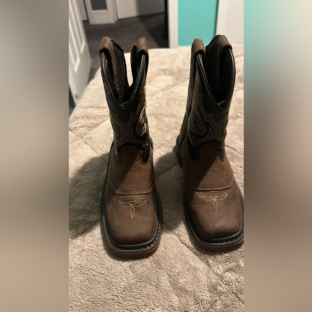 Toddler boots size 10.5